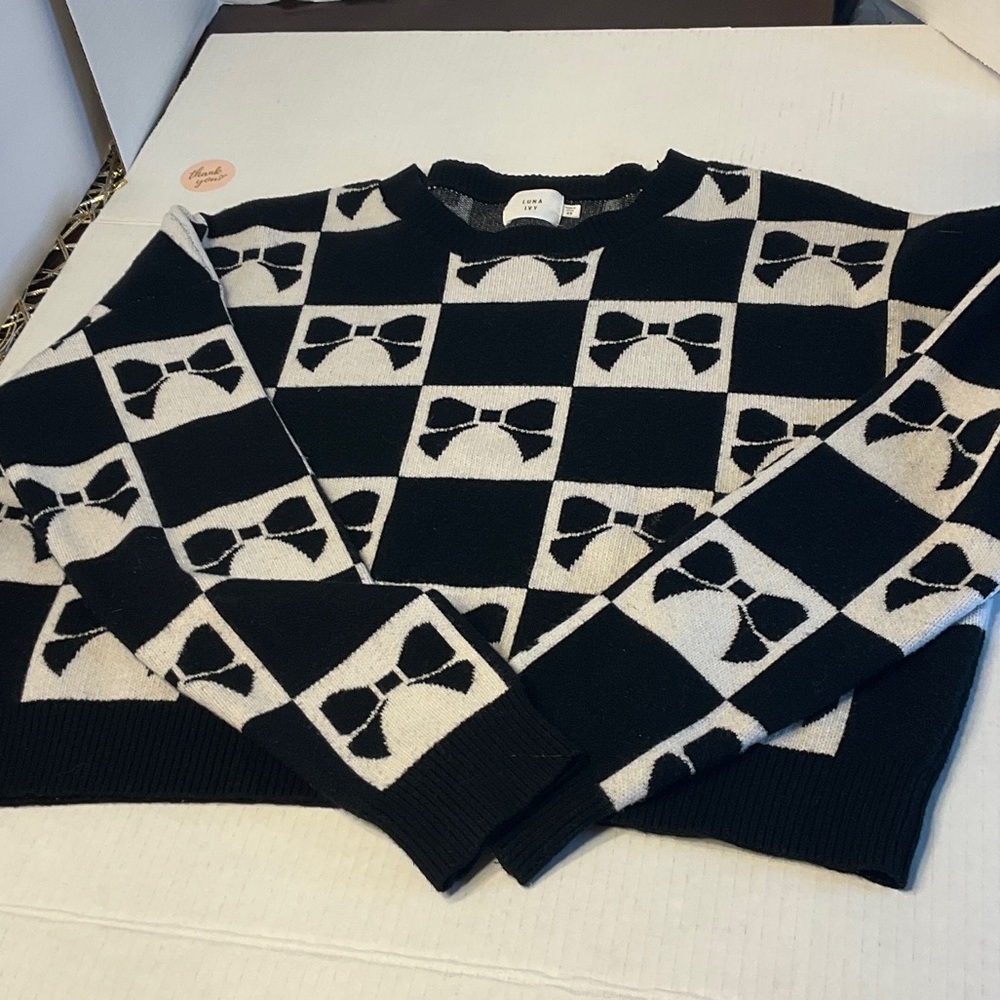 Chic Black and White Bow Patterned Crewneck Sweater